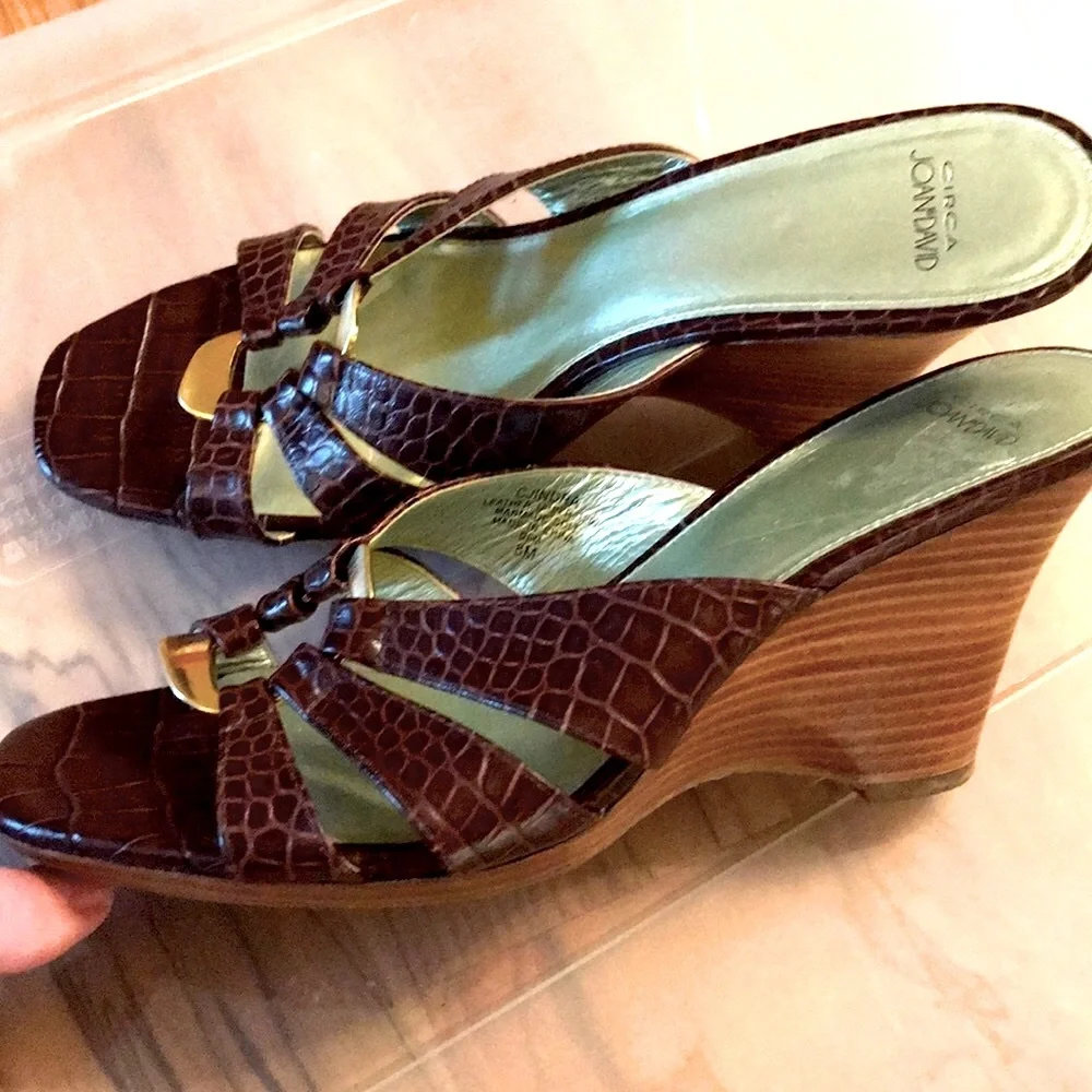 Circa Joan & David Jindra croc slides 3.6” wedge strap heels sandals gold ring